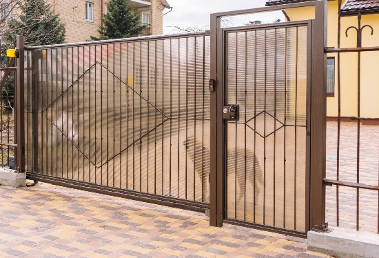 Купить ворота из профлиста с элементами ковки, с металлическими столбами в рамке или под дерево в Крымске от 154965 руб