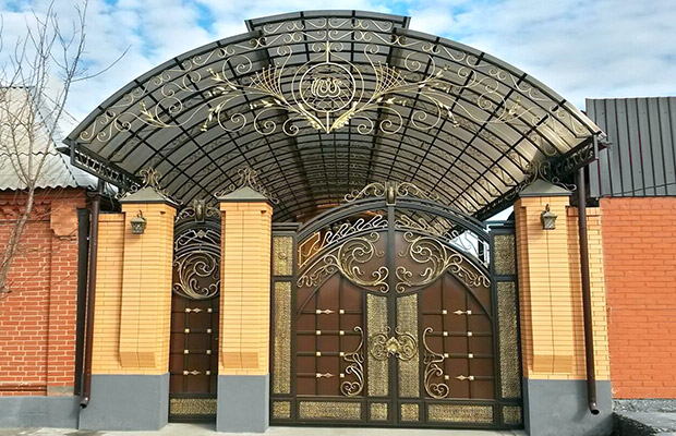 Купить или заказать ворота для дома с навесом - стильные и надежные решения для вашего участка в Крымске от 41996 руб | ВоротМастер-Крм